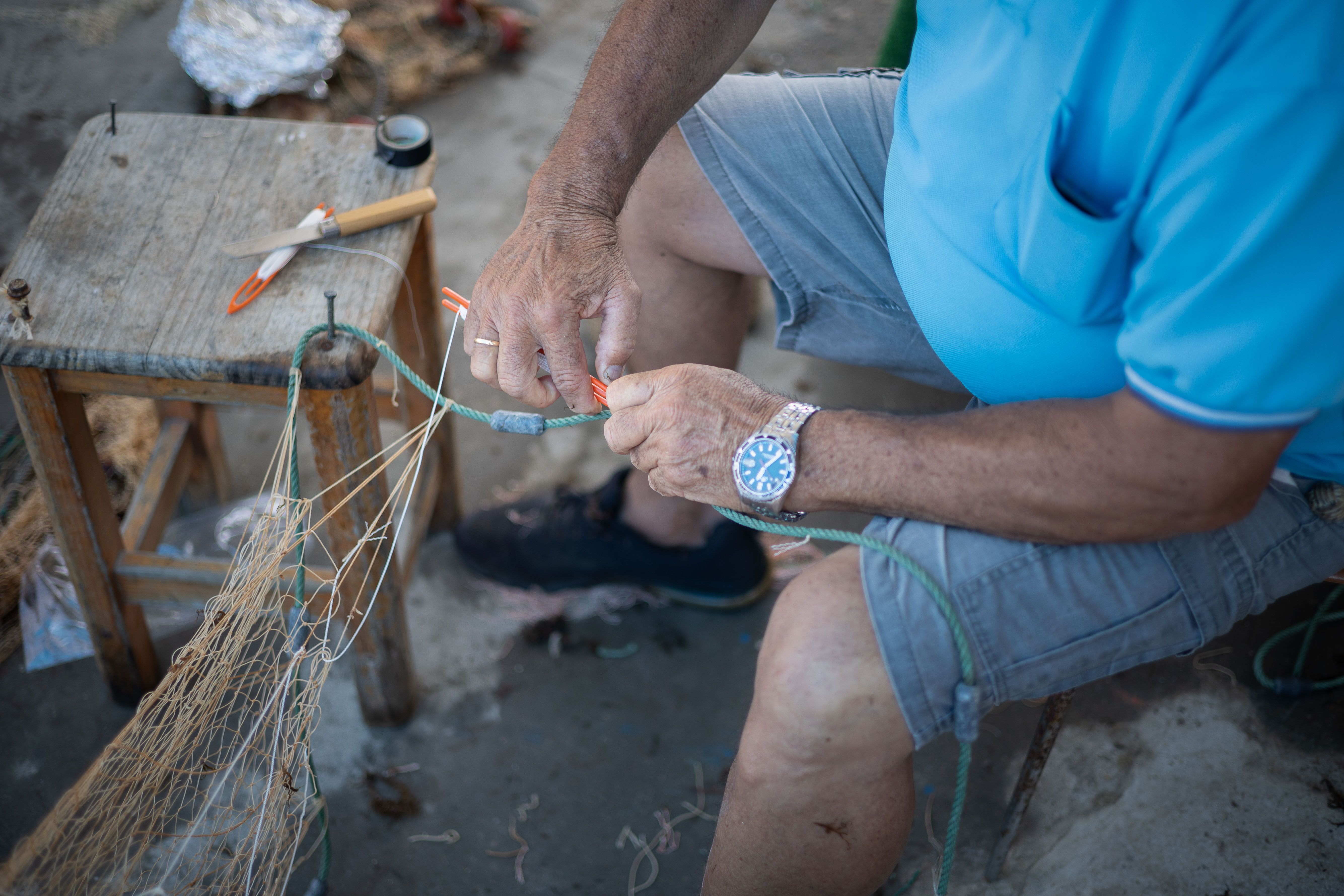 Un pescador arregla las redes en una imagen de archivo.  