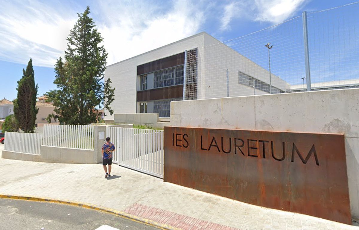 IES Lauretum, instituto en Espartinas afectado por la supresión de la parada de autobús. 
