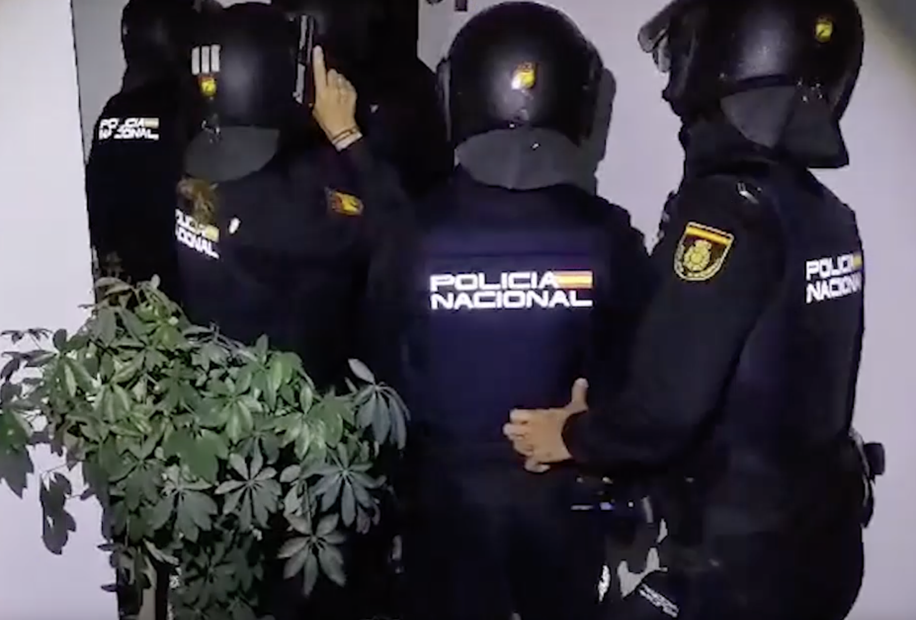 Un momento de la entrada policial en la vivienda donde estaban los detenidos, que habían perpetrado los hechos en Sanlúcar.