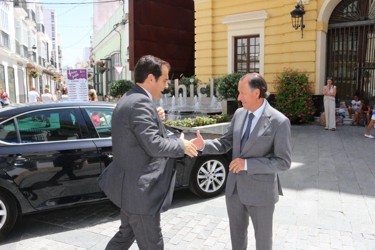 El consejero de justicia saludando al alcalde de Chiclana a su llegada al Ayuntamiento. 