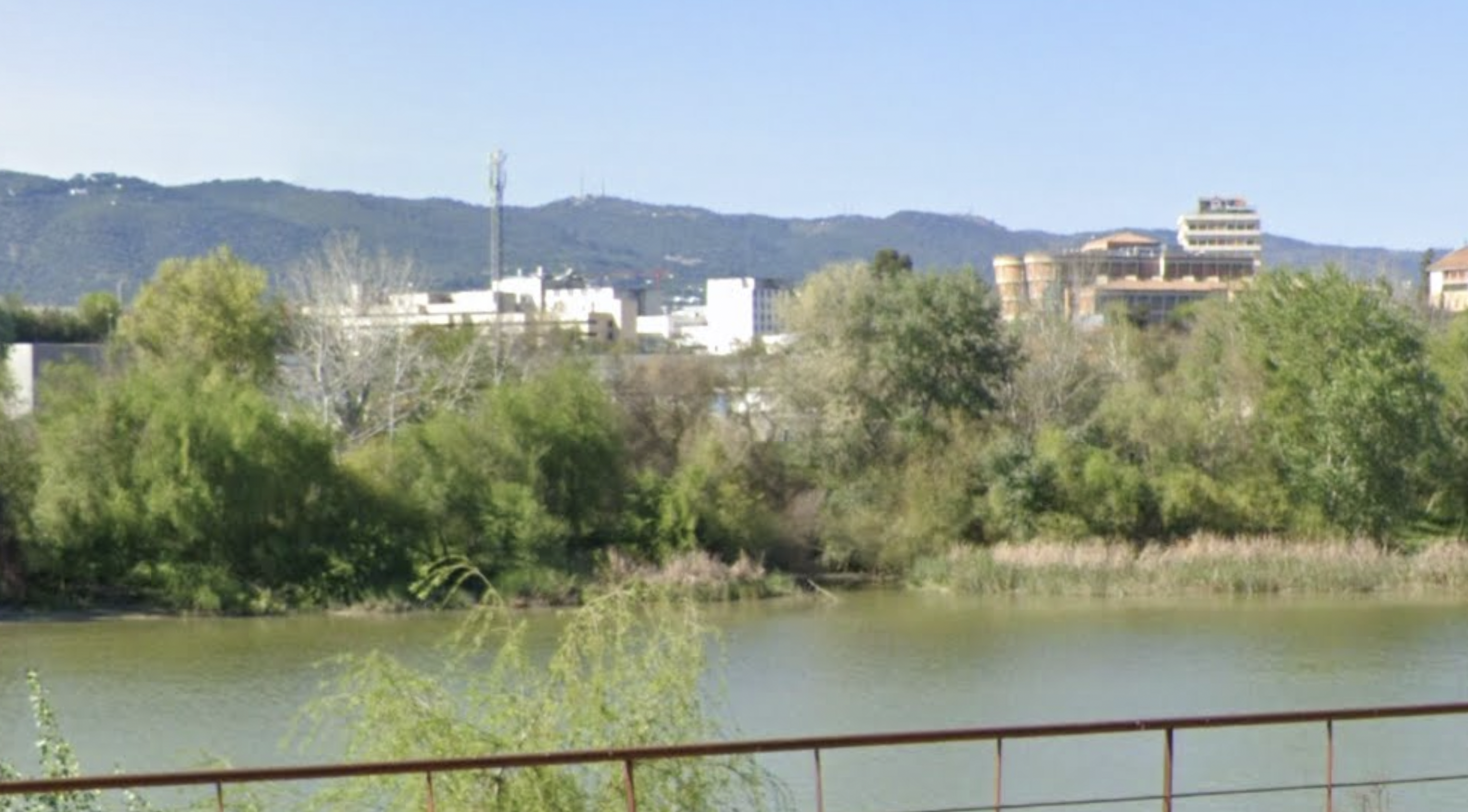 Vista del entorno donde fue encontrado el cadáver en Córdoba, junto al río Guadalquivir.