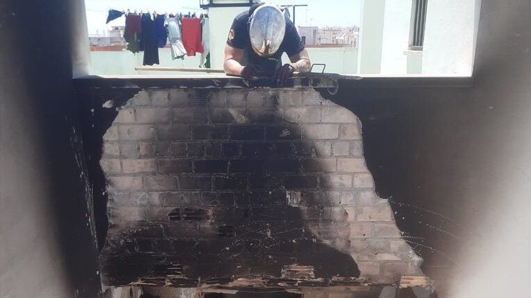 Un bombero, en el incendio del bloque de San Fernando, en una imagen del Consorcio Provincial de Bomberos de Cádiz.