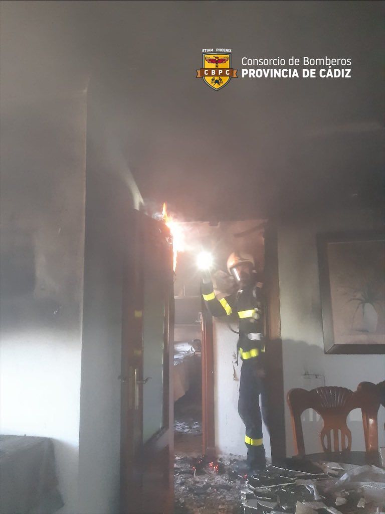 Uno de los bomberos, en el lugar de los hechos.