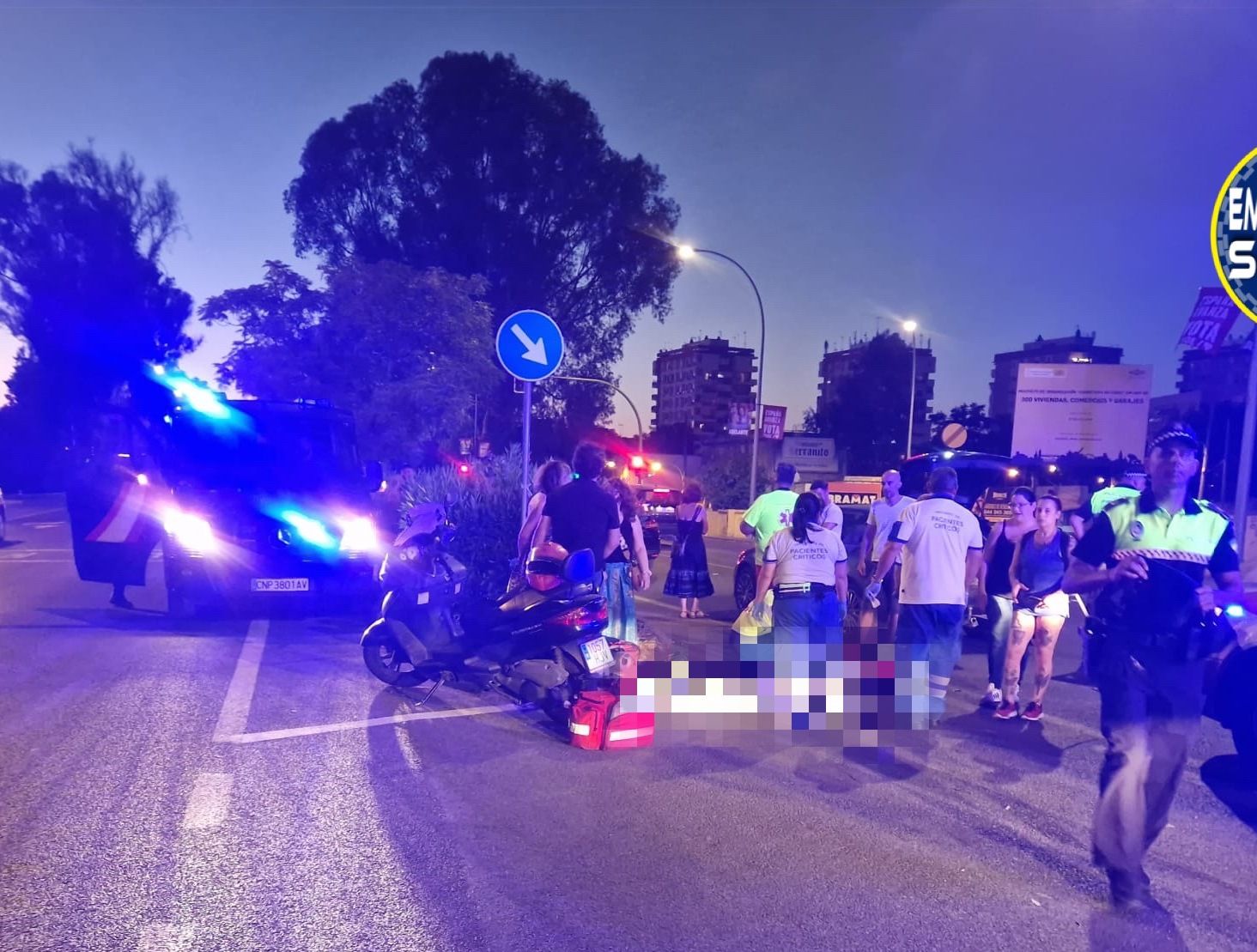 Actuación policial y de los sanitarios tras el atropello en Sevilla.