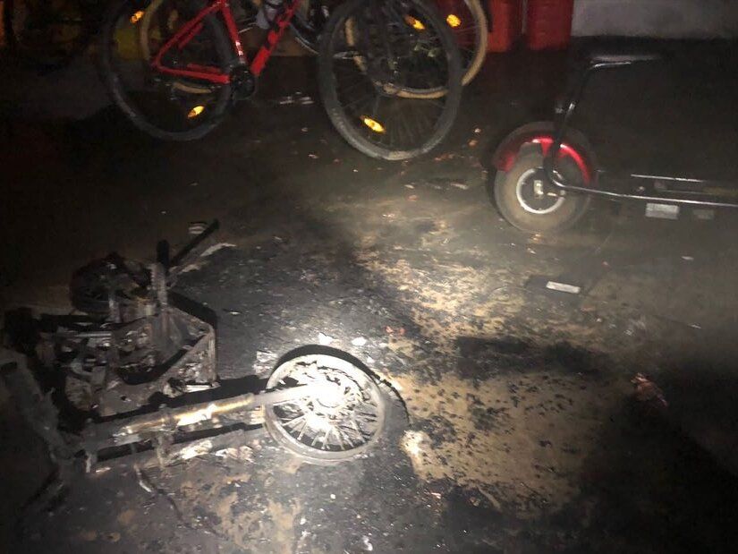 Uno de los vehículos afectados en el garaje de Sanlúcar que ardió la pasada tarde.