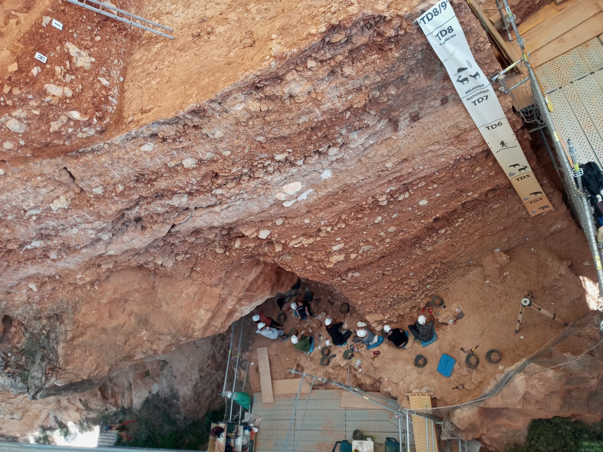 Uno de los yacimientos de Atapuerca con arqueólogos voluntarios, como Antonio, en el nivel más profundo de la excavación.