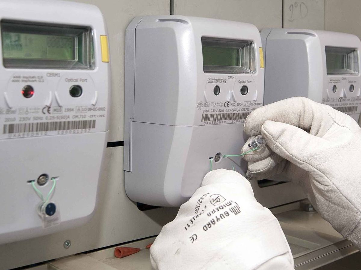 A prisión dos comerciales de una eléctrica por cambiar a un cliente de compañía sin su consentimiento. En la imagen, contadores de luz digitales. 