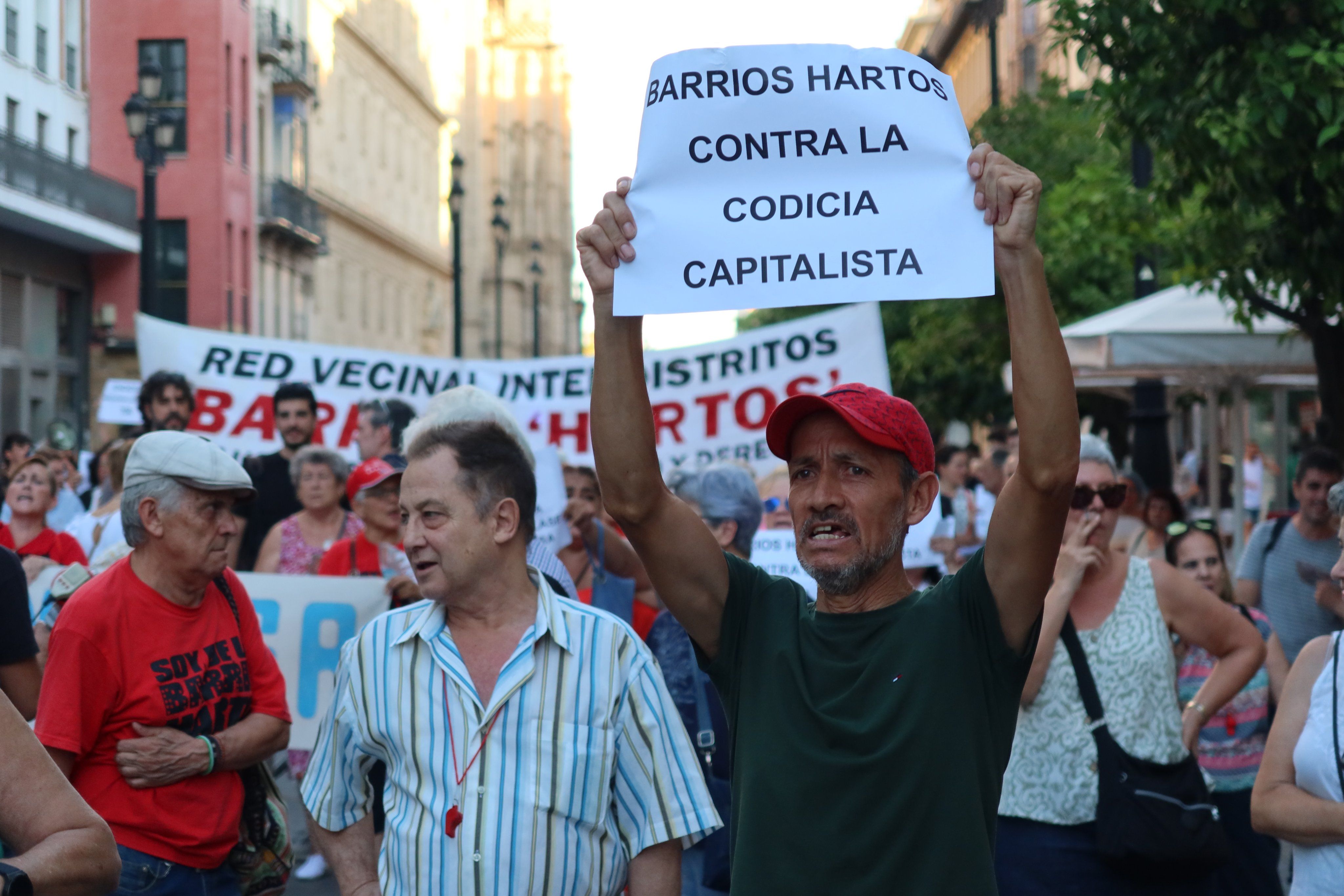 Manifestantes indignados con la situación. 