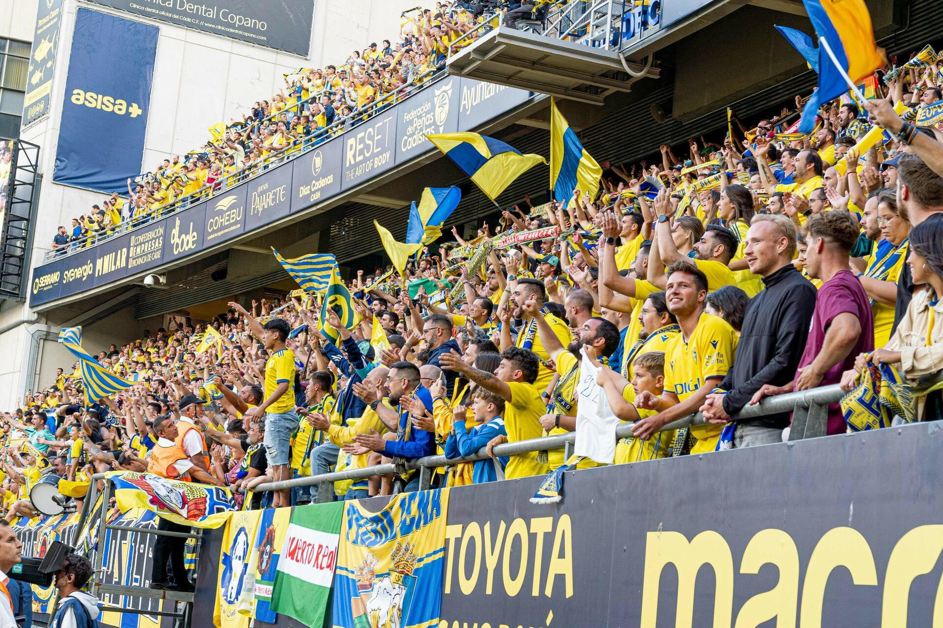 Aficionados del Cádiz CF durante un partido.