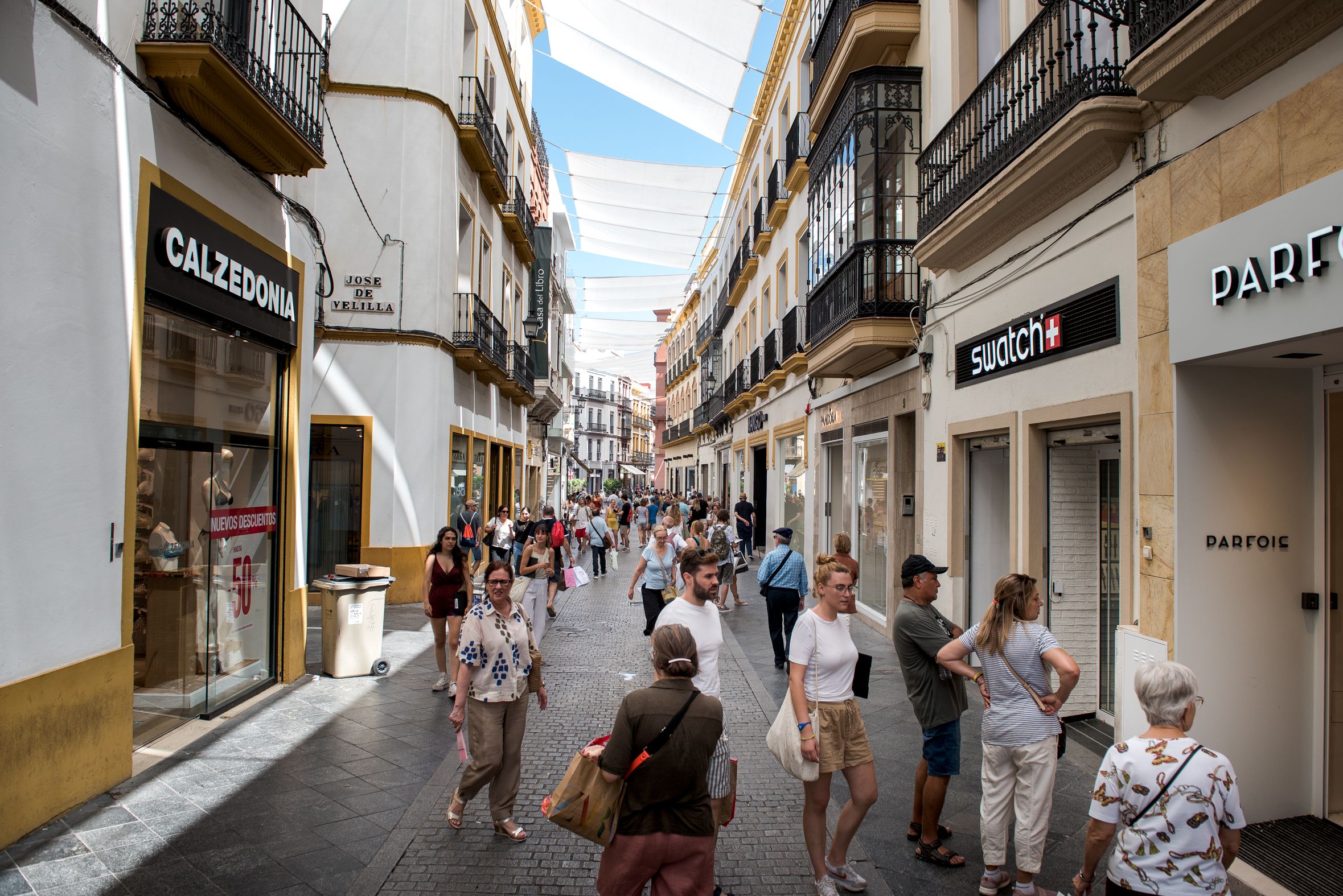 El PSOE dice que Pimentel “miente” con la puesta en marcha de la campaña BonoSevilla 2023. En la imagen, la calle Sierpes en horario comercial. 
