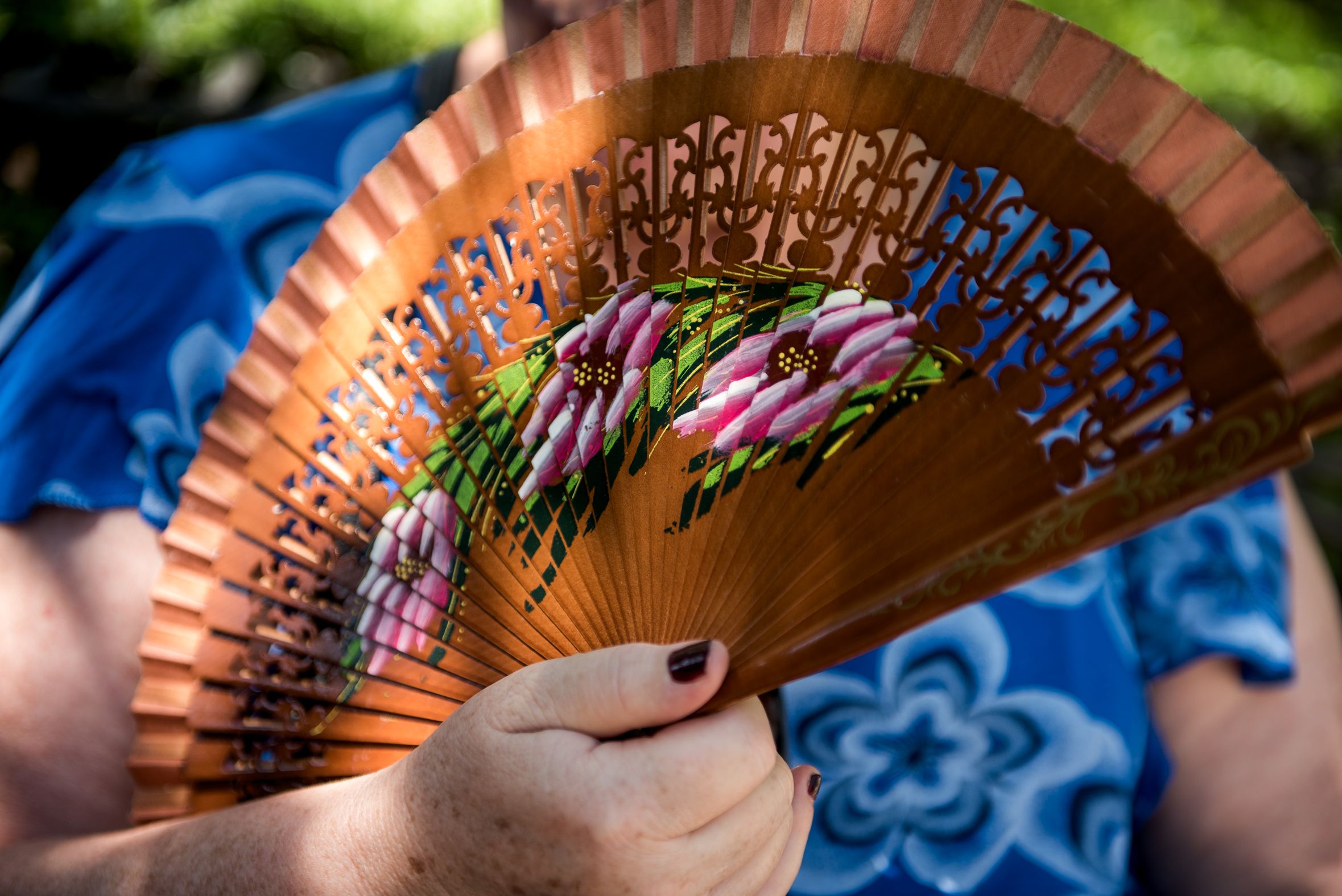 Una persona se abanica para refrescarse durante la ola de calor. 