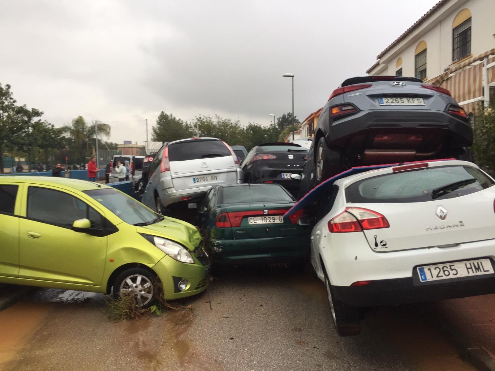 Estado en el que han quedado varios vehículos en la barriada malagueña de Campanillas. FOTO: CANALMALAGA