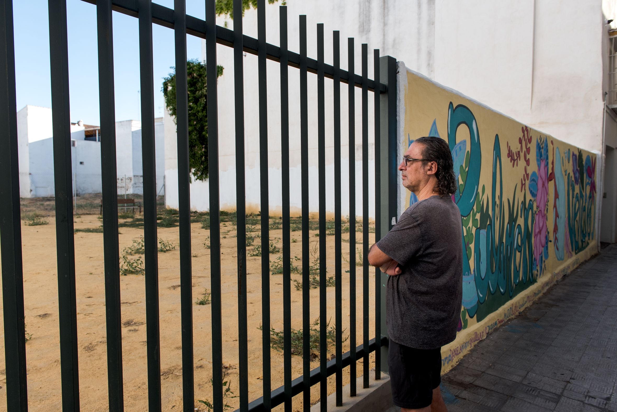 Uno de los vecinos que pertenece a la asociación Pulmón Verde mira el solar abandonado en el centro de Sevilla.