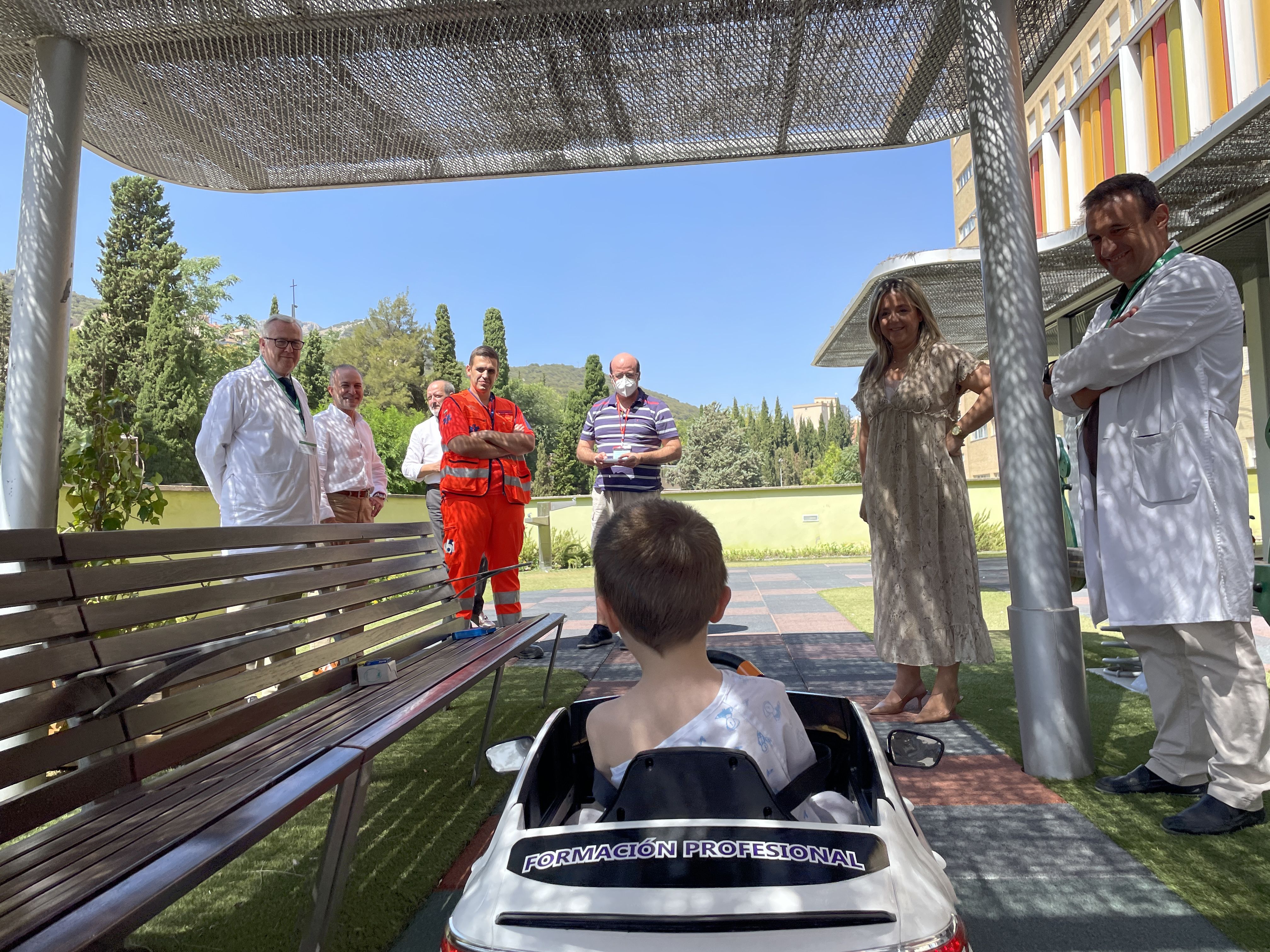 Un niño prueba el coche teledirigido.