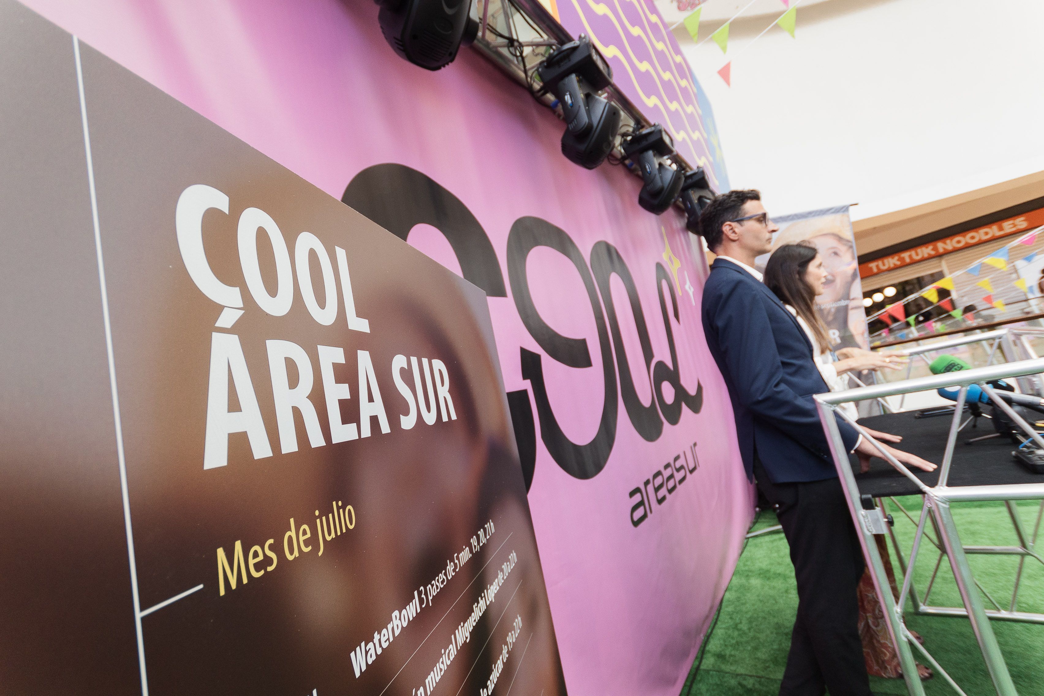 Raquel Llamas, directora de Marketing de Área Sur, y Modesto García-Polo, director del centro comercial, en el escenario del 'Cool Área Sur'.