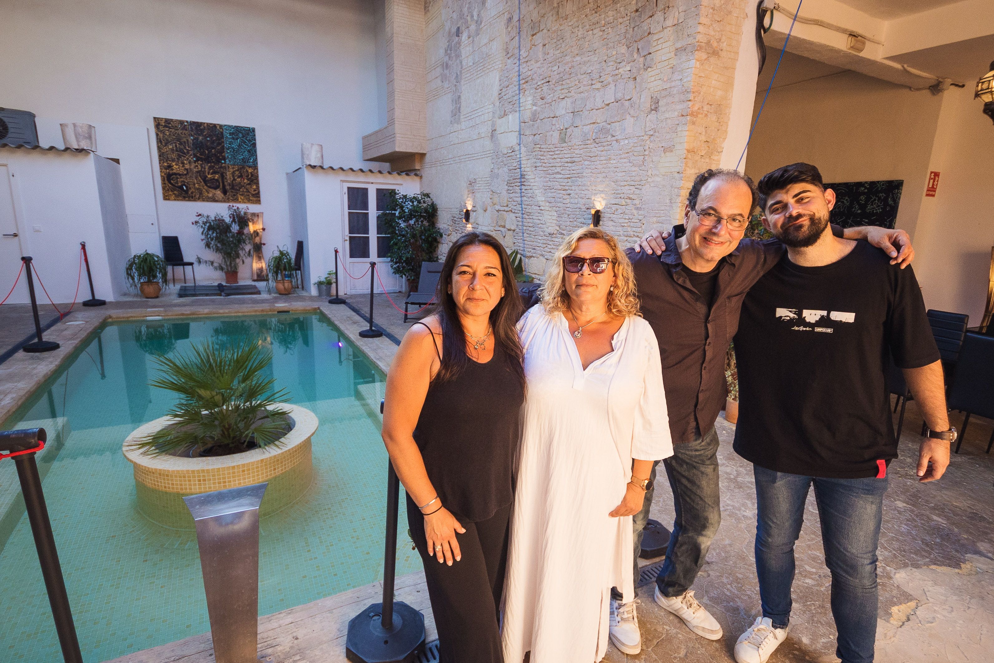 El equipo de Azafrán con Rami, su propietario, entre ellos.