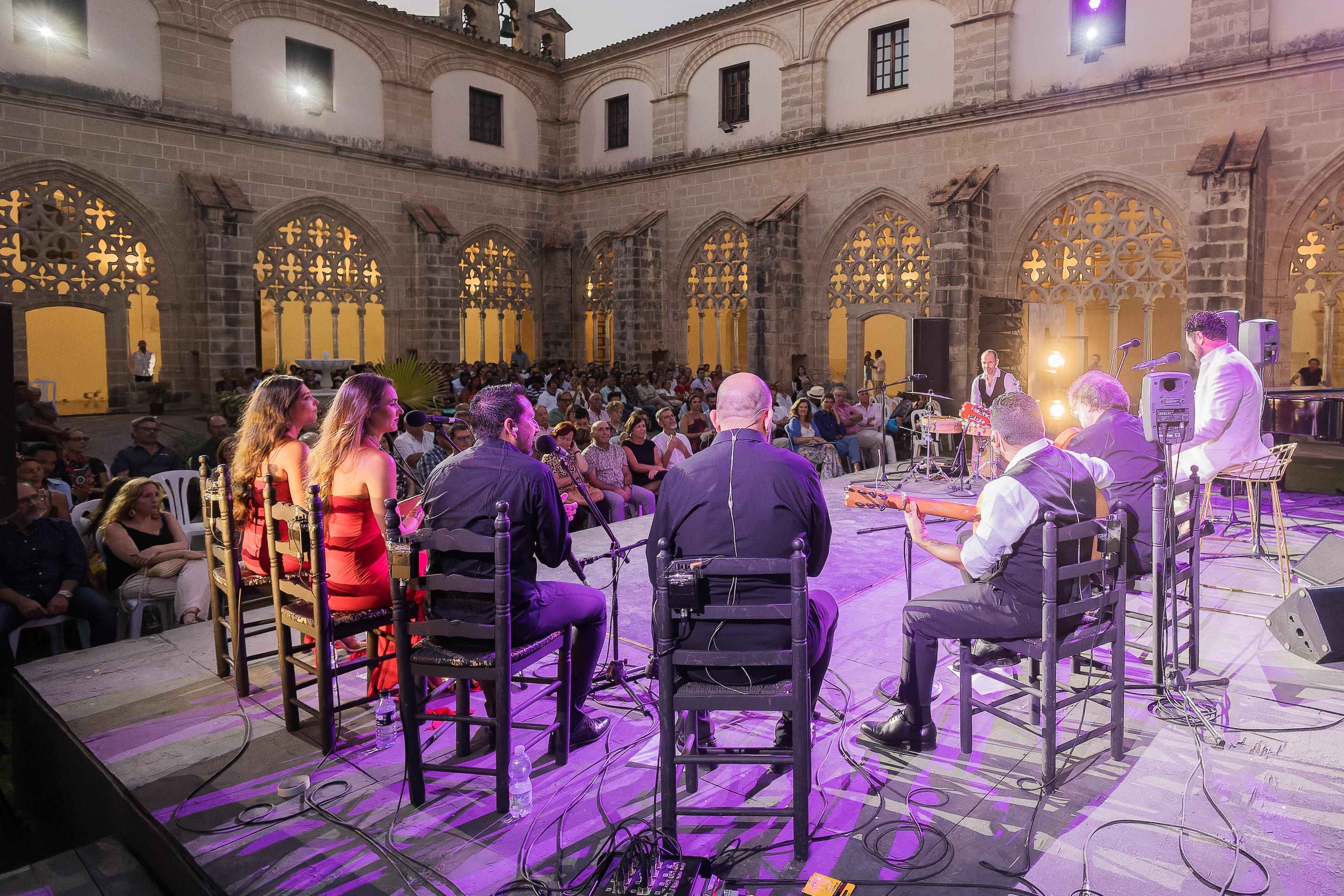 Los Claustros de Santo Domingo acogerán el primer Viernes Flamenco de Jerez, en el que David Lagos será el principal protagonista. Los Claustros de Santo Domingo acogerán el primer Viernes Flamenco de Jerez, en el que David Lagos será el principal protagonista.
