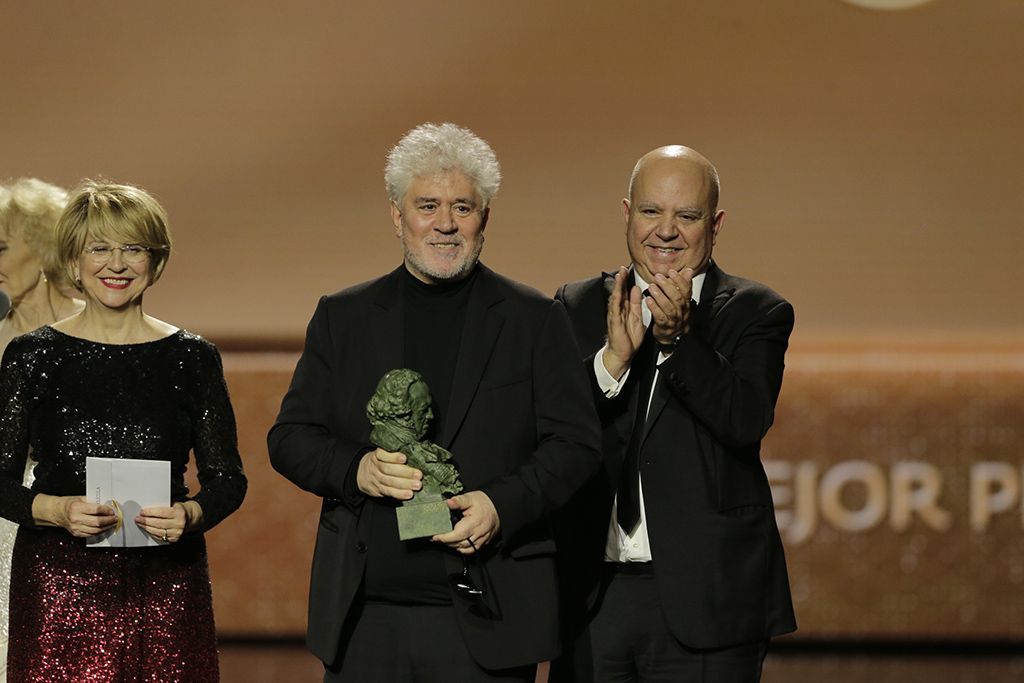 Pedro Almodóvar recoge el Goya a la Mejor Película por 'Dolor y Gloria'.