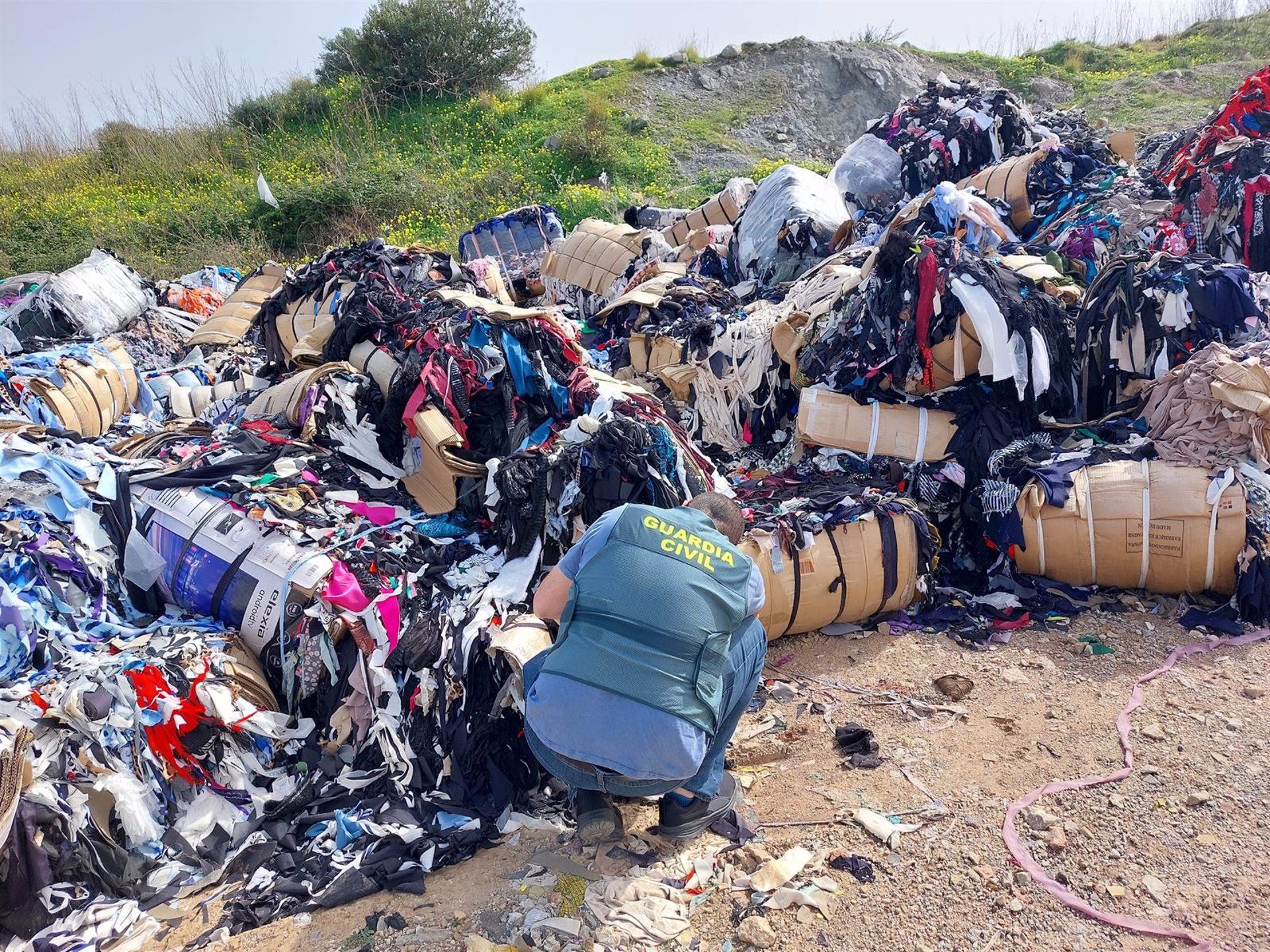 La ropa abandonada en Algeciras, en una imagen de la Guardia Civil.