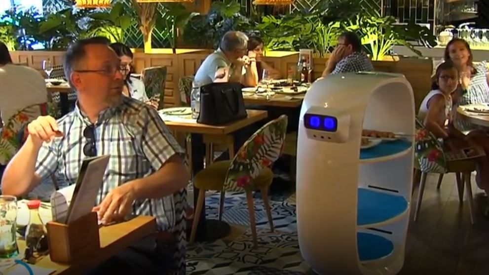 Un camarero robot. FOTO: TVE