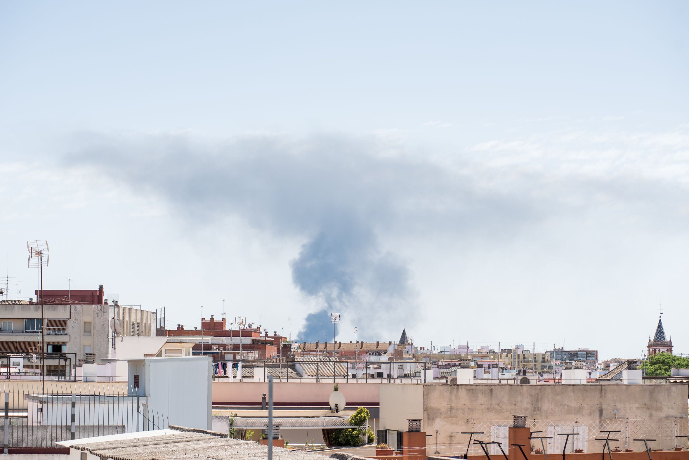 La columna de humo de este domingo 16 de julio, visto desde el barrio de La Macarena, a una decena de kilómetros del suceso.