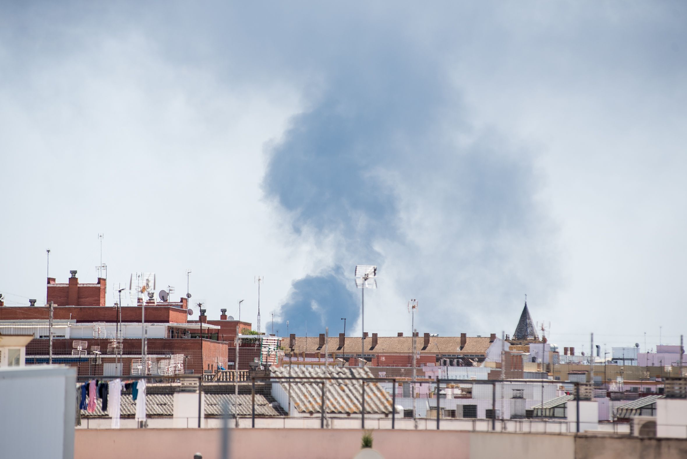 El abundante humo de este mediodía en Sevilla.