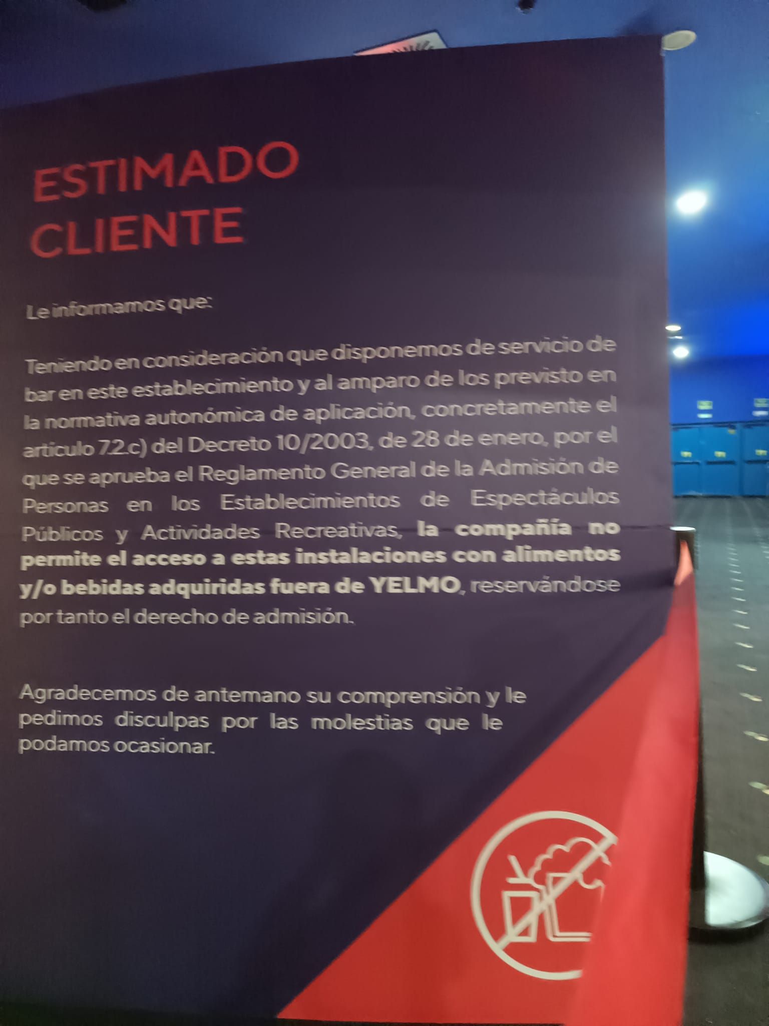 Un cartel de Yelmo donde avisan sobre la no entrada con palomitas.