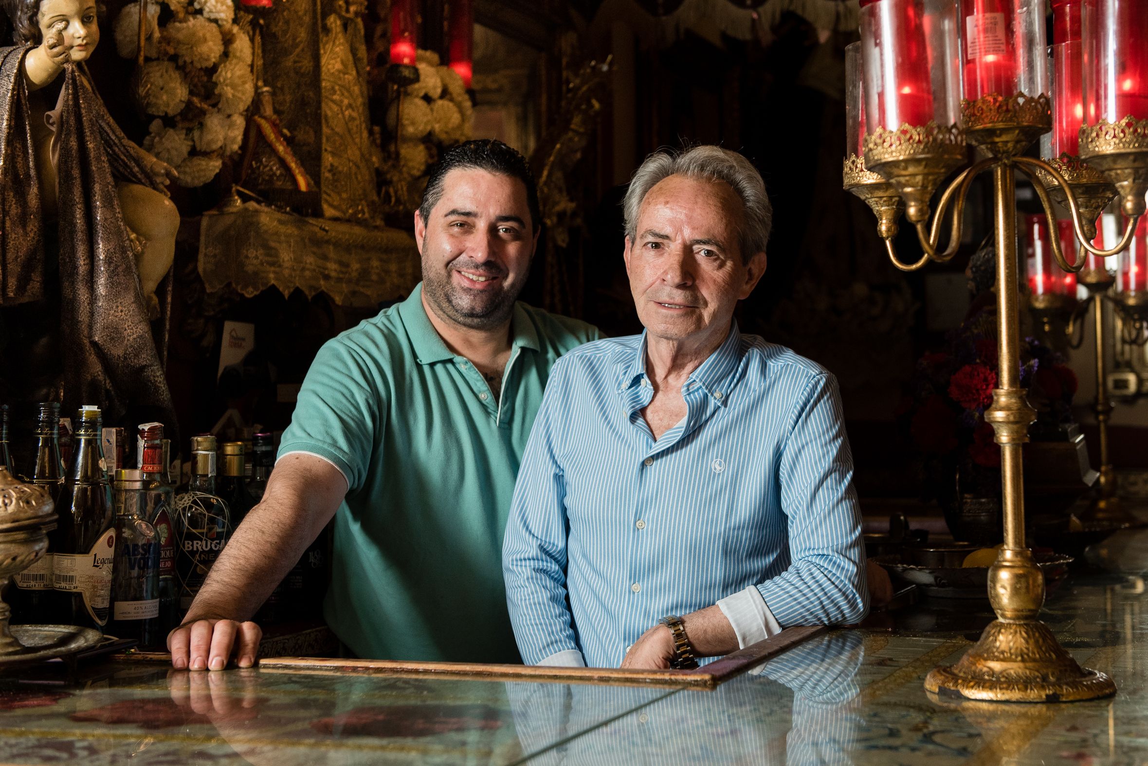 Miguel Fragoso, junto a su hijo, en la barra del Bar Garlochí.