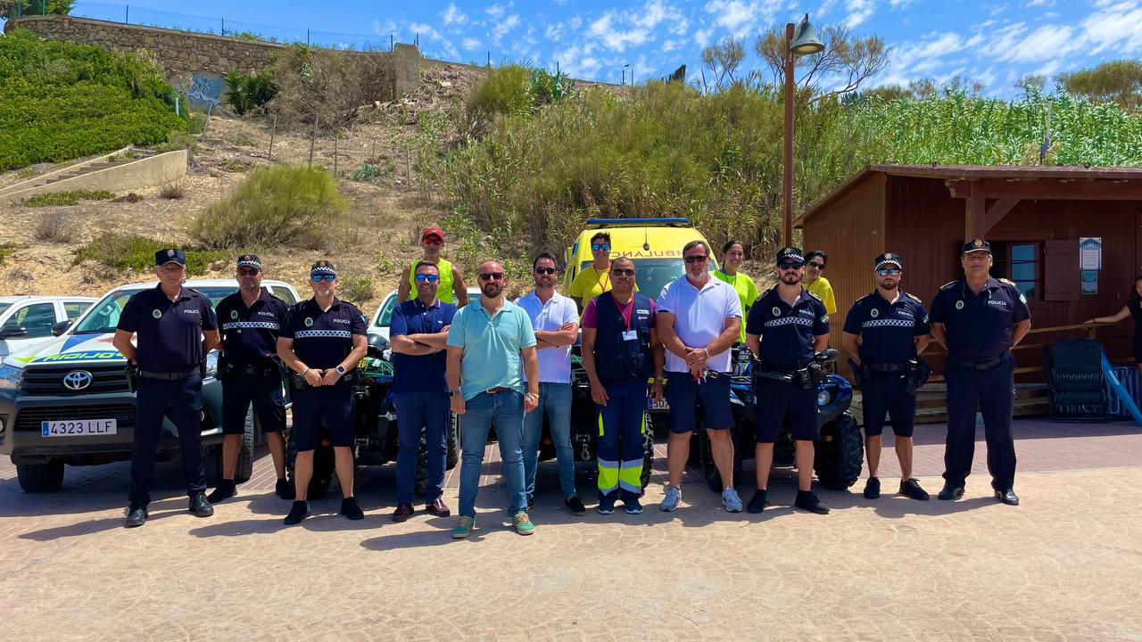 El alcalde y los delegados, con los efectivos que patrullaban este domingo.