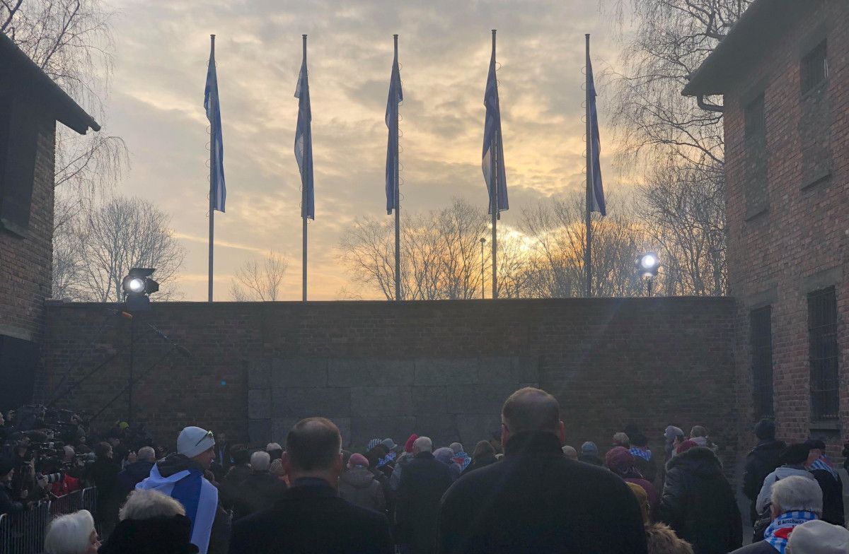 Un momento de a visita de los supervivientes a Auschwitz. FOTO: TW