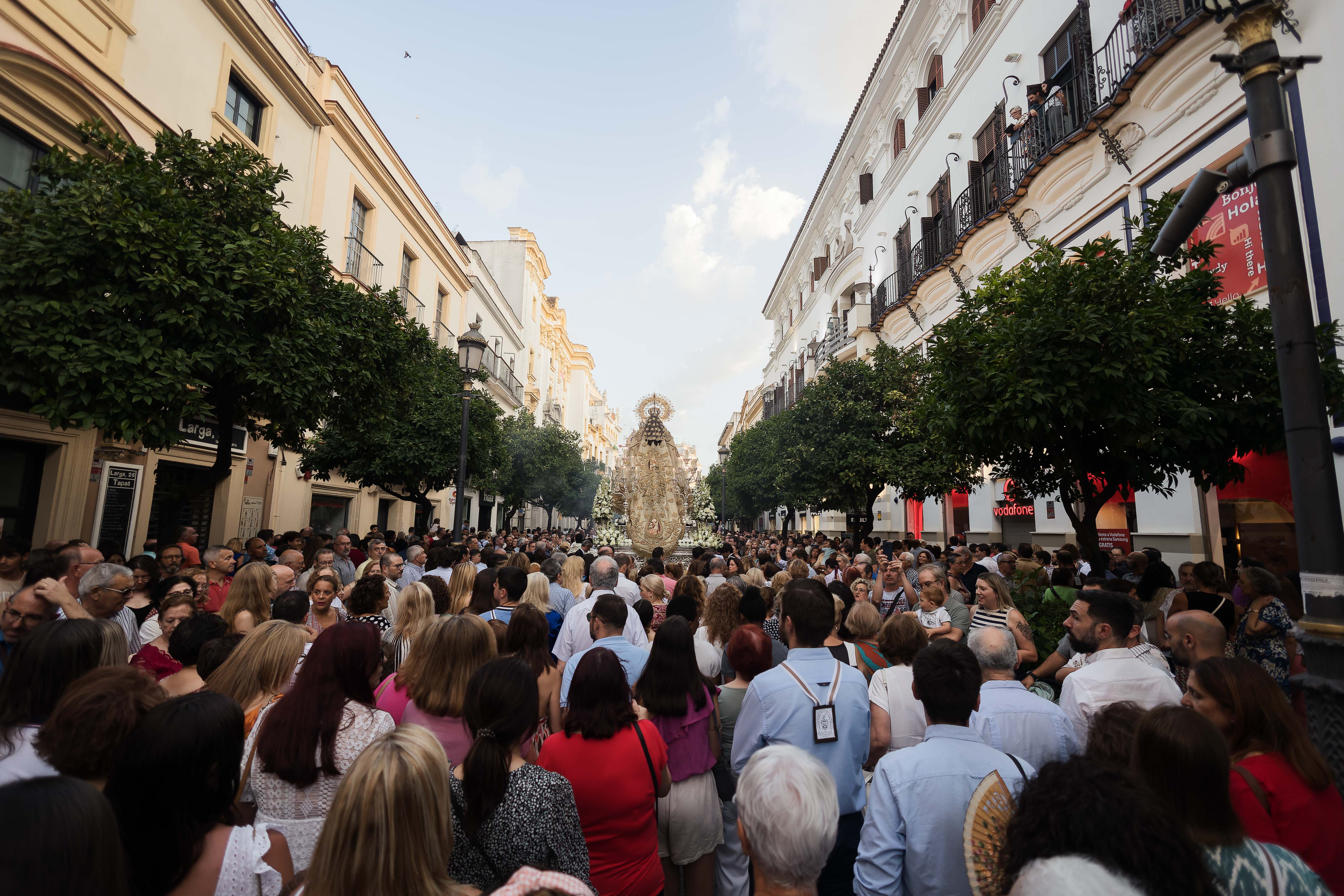 Procesión de la Virgen del Carmen vista desde atrás a su paso por la calle Larga. 