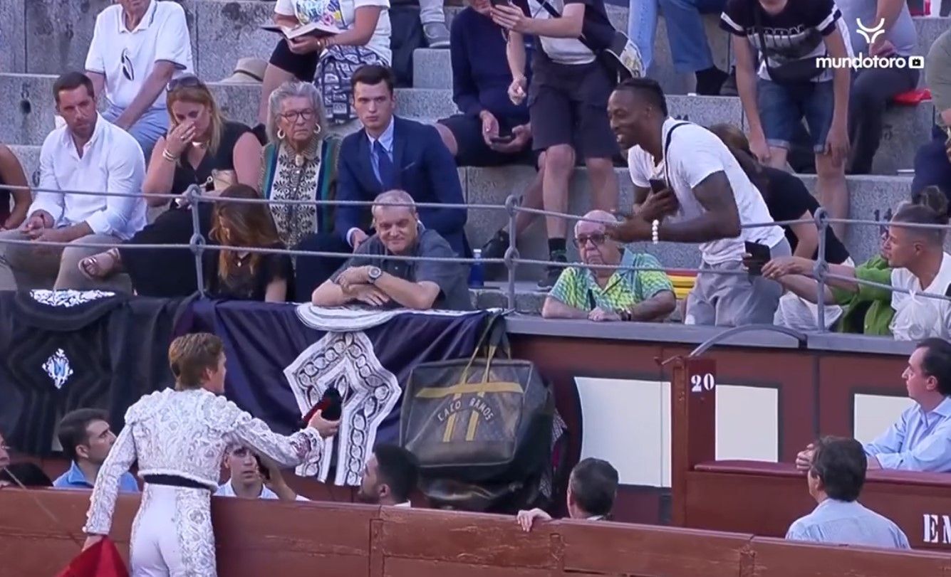 El diestra brinda el toro a la estrella de la NBA.