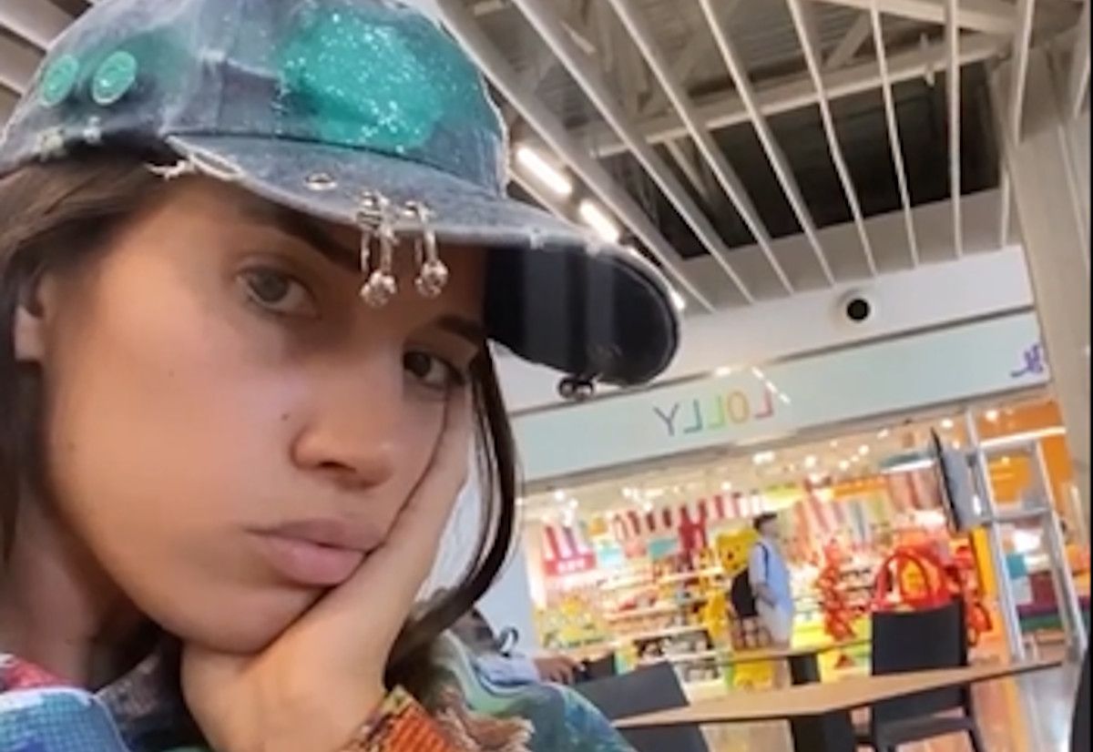 India Martínez esperando al avión.  FACEBOOK