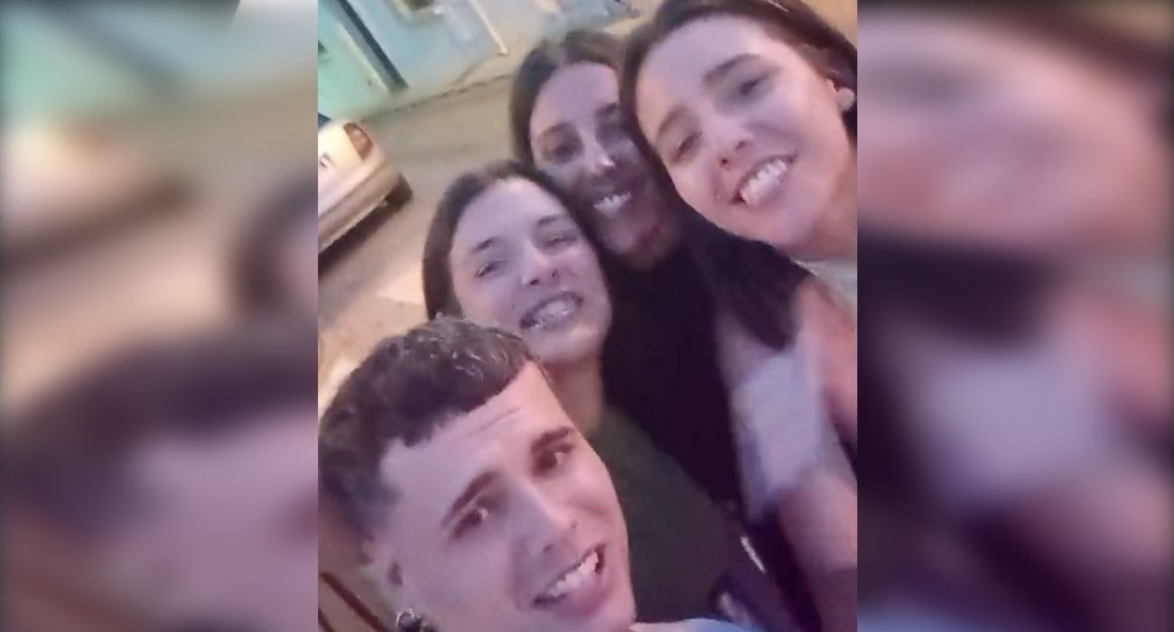 El grupo que se encontró el móvil de una joven.