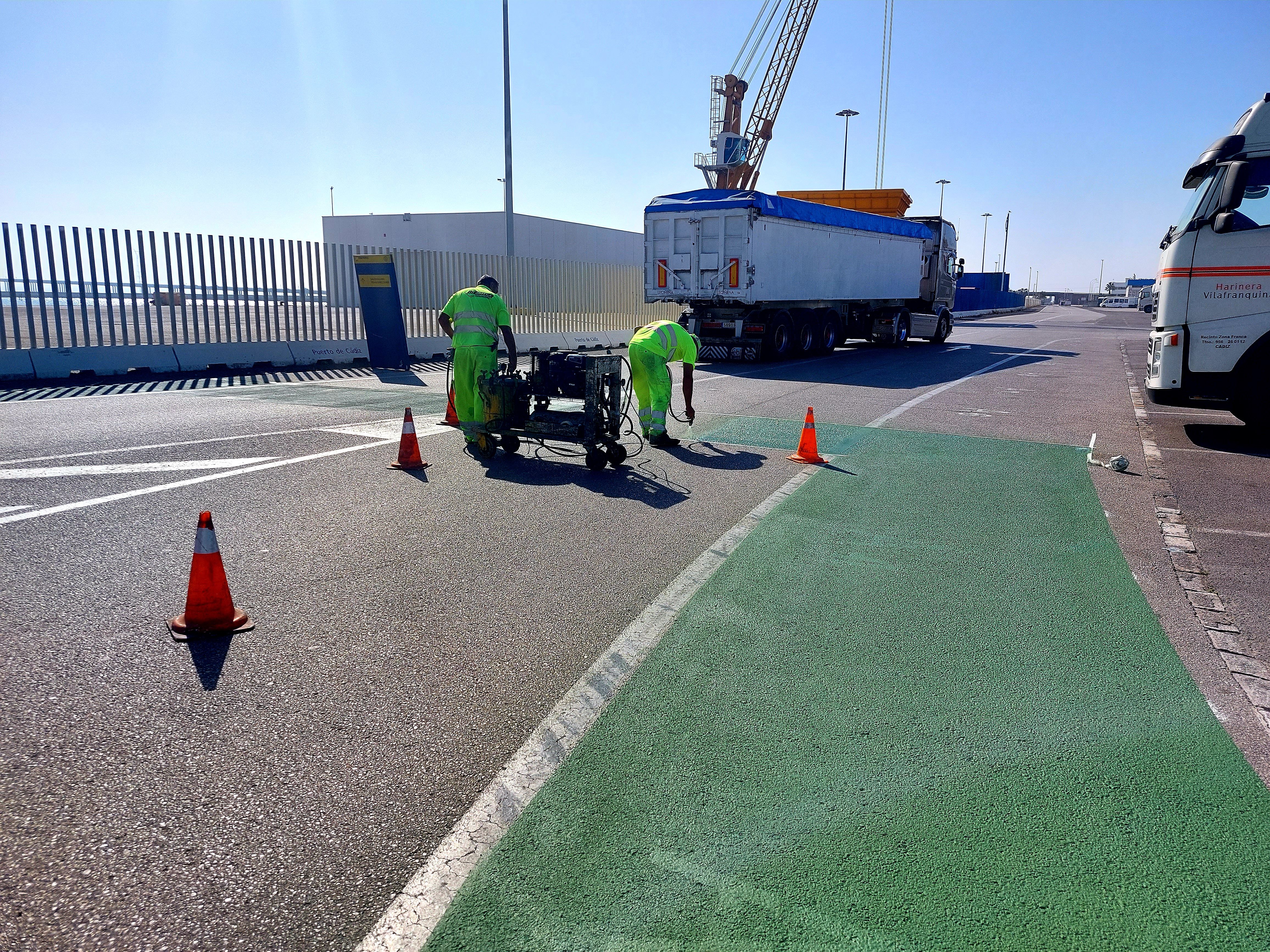 Instalación del carril bici en la Zona Franca de Cádiz. 