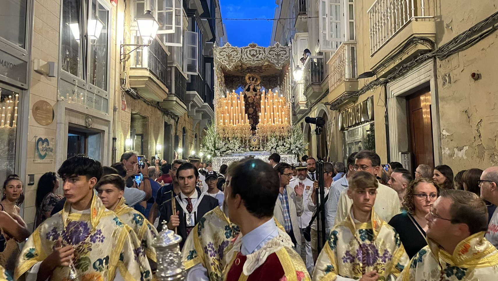La Virgen del Carmen de Cádiz en su paso de palio.   