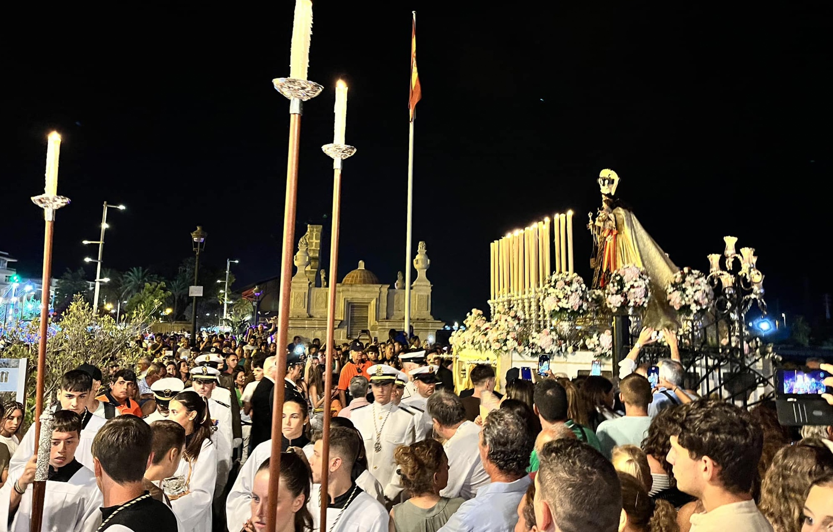 En El Puerto de Santa María, la procesión poco antes del encuentro entre las imágenes marinera y de la ciudad.
