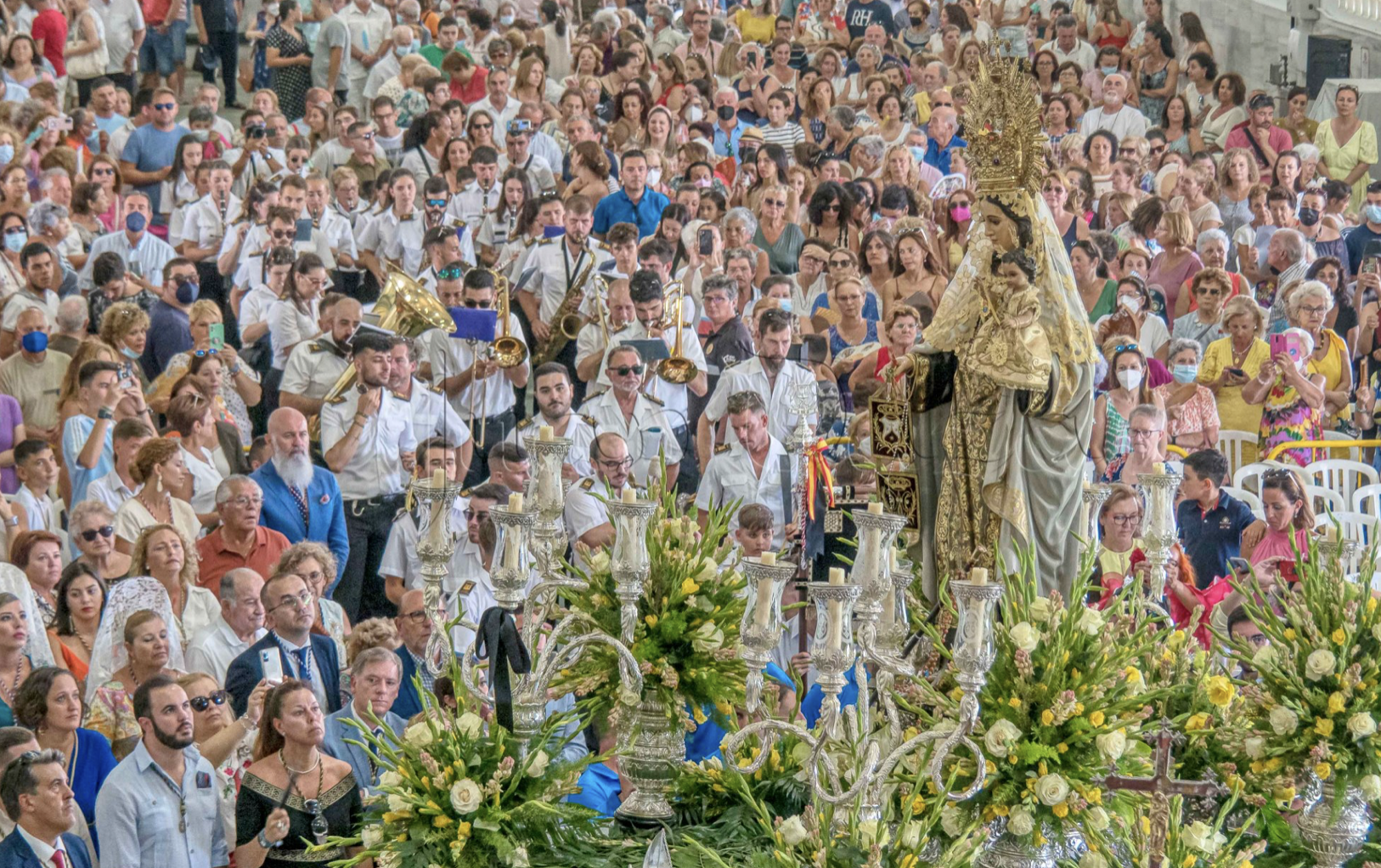 Espectacular ambiente en Barbate durante la procesión de la Virgen. 