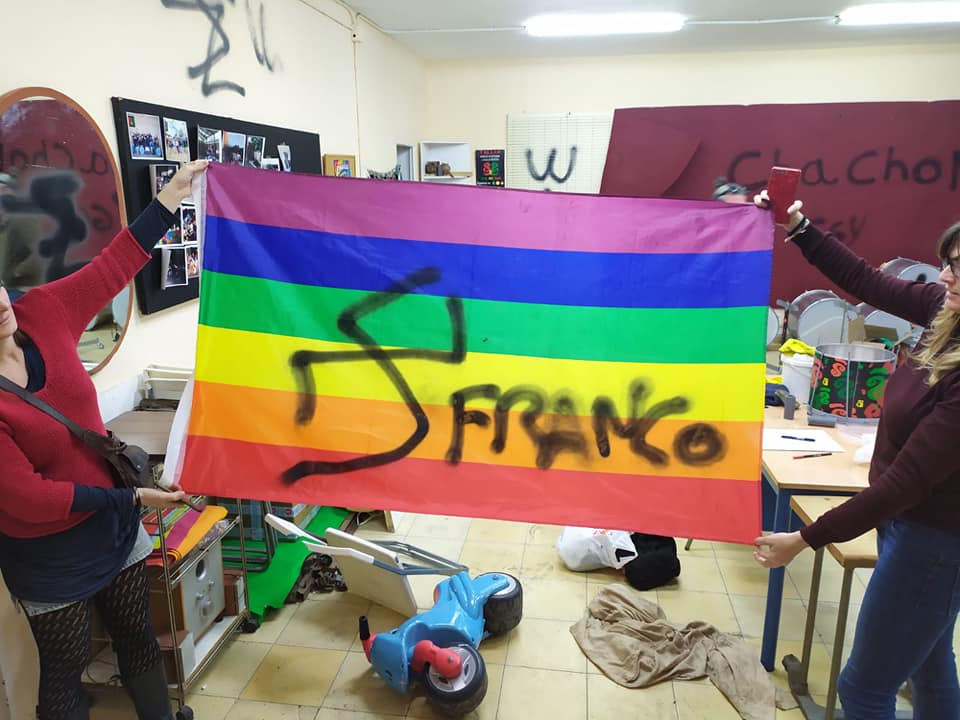 Una bandera LGBTI, con pintadas.