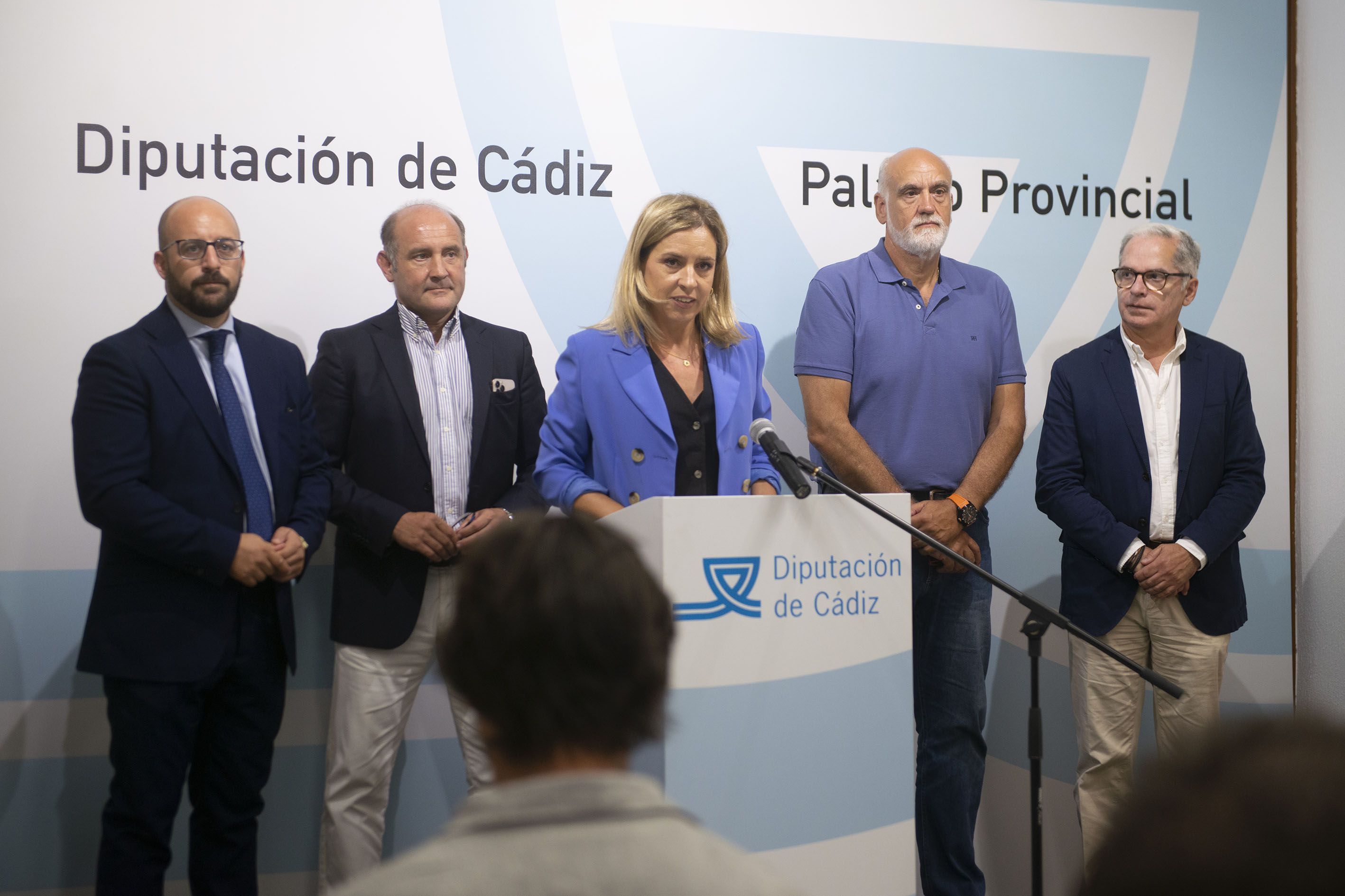 Almudena Martínez, presidenta de Diputación de Cádiz, con cuatro de sus cinco vicepresidentes.