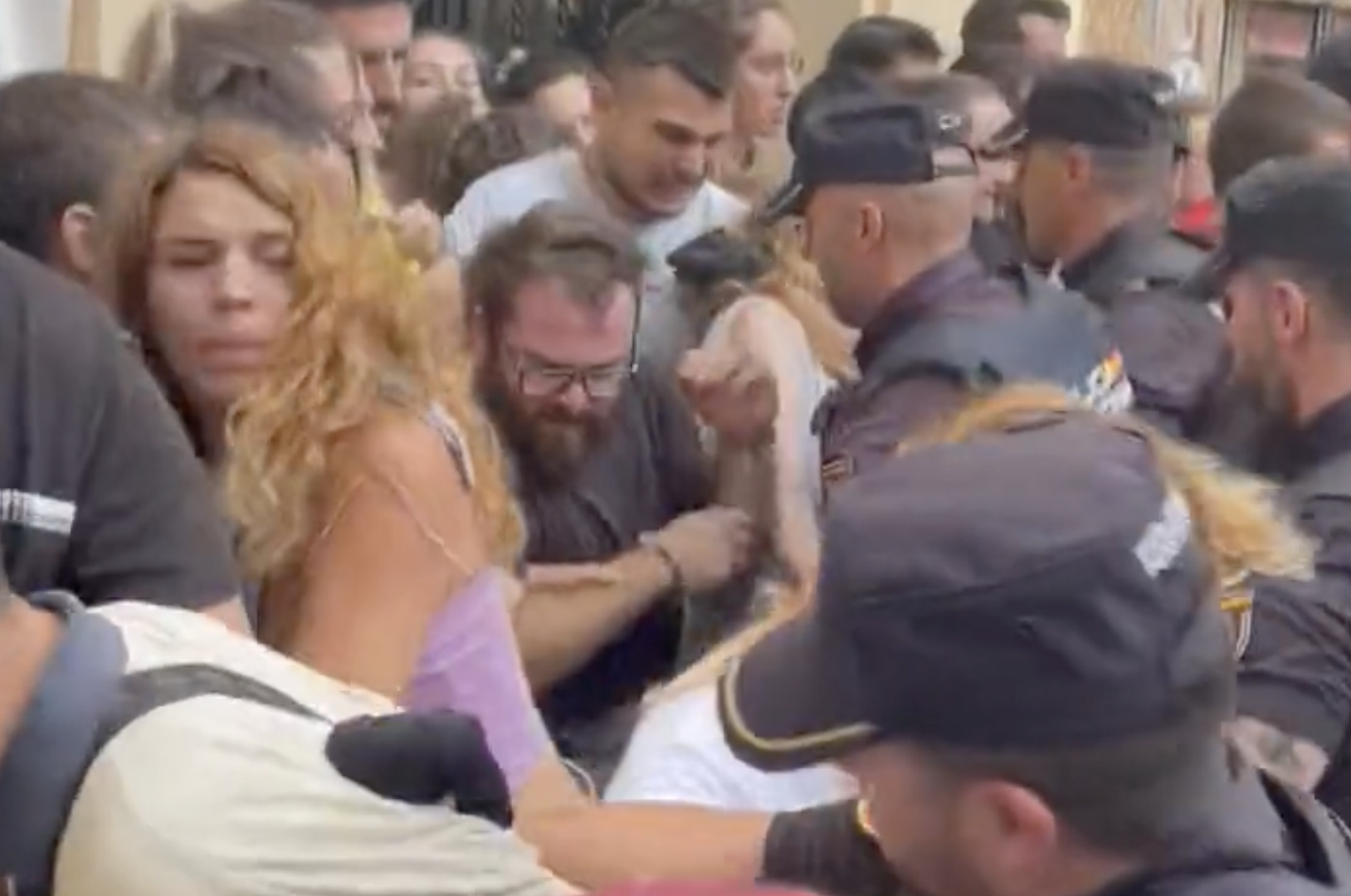 La Policía carga contra un grupo de manifestantes en Valencia. 