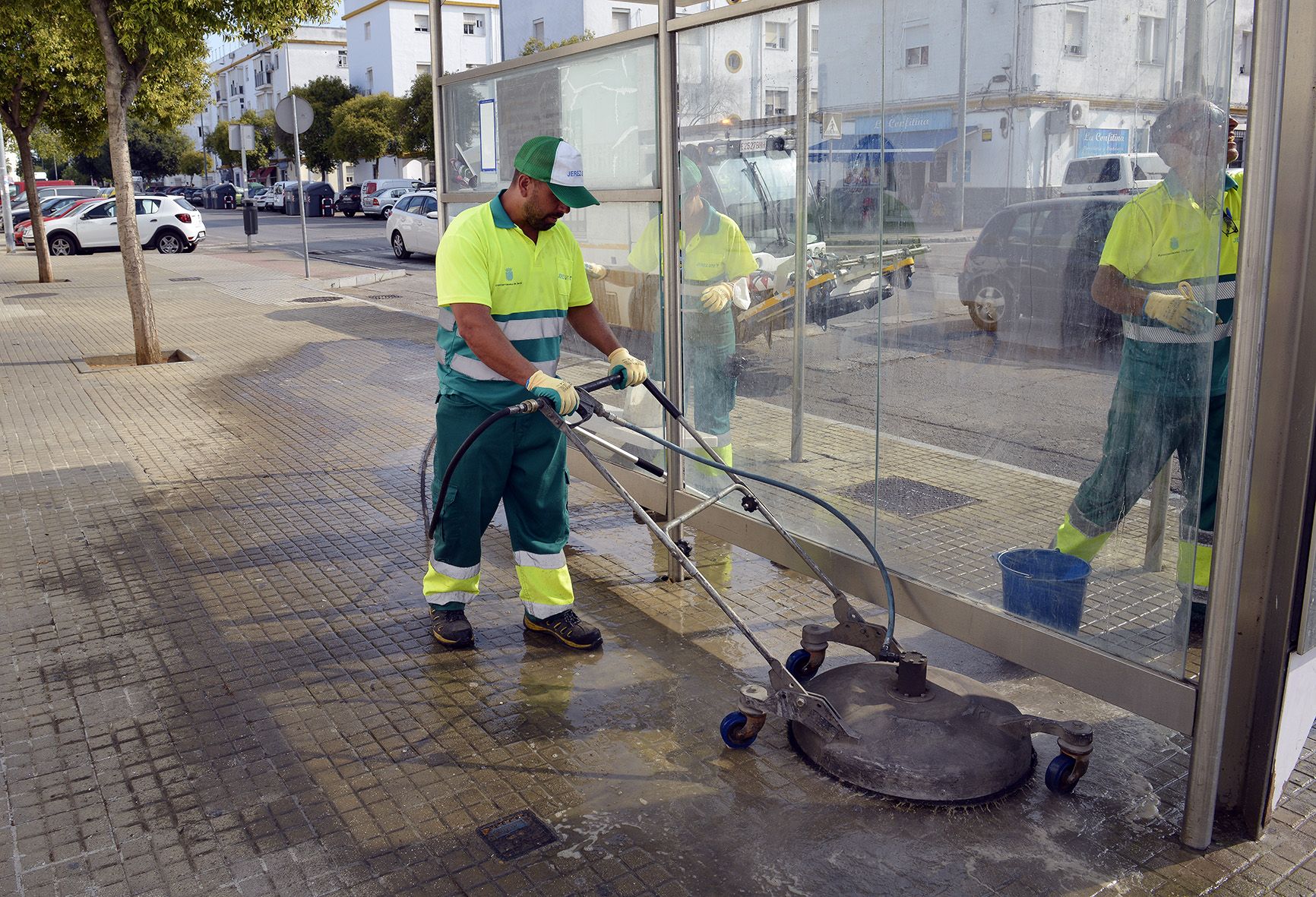 Un operario en el refuerzo de limpieza en la barriada de Las Viñas.