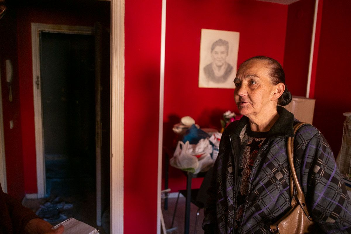 María del Carmen Azurmendi, en su vivienda de García Figueras. FOTO: MANU GARCÍA