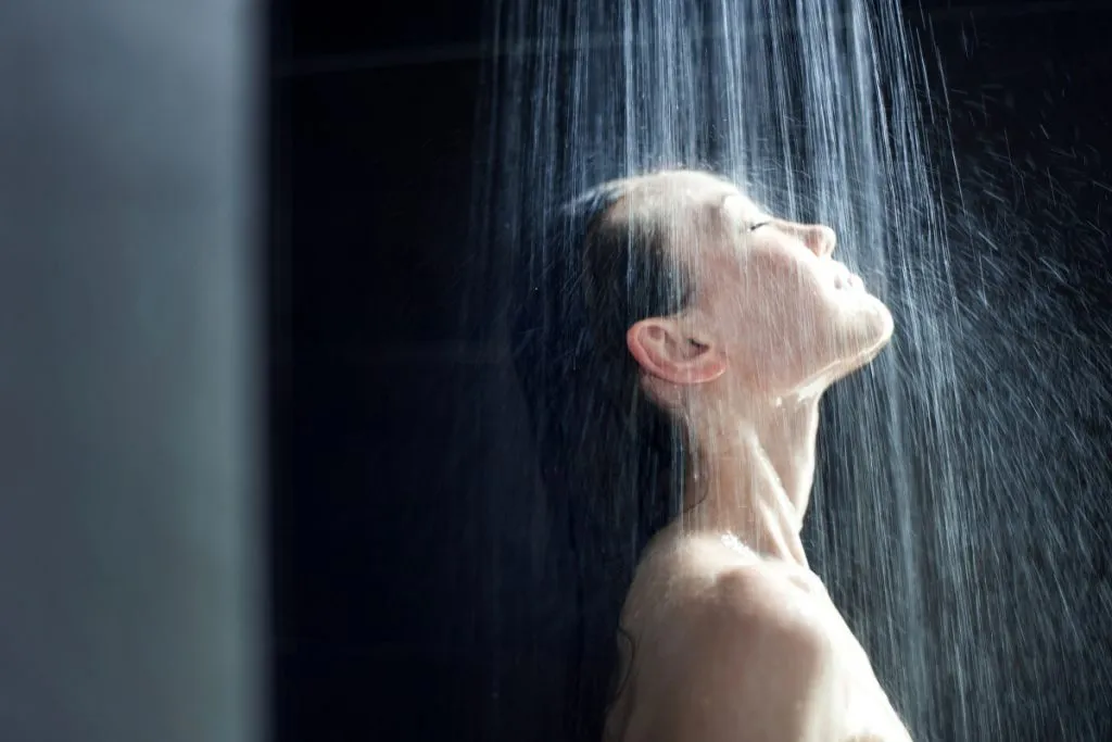 Harvard aconseja sobre cuántas veces hay que ducharse a la semana. En la imagen, una mujer tomando una ducha.  