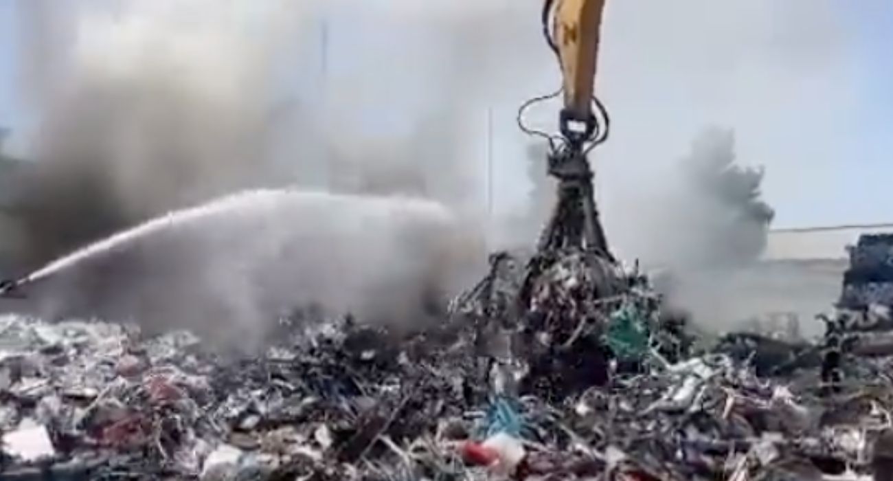 Trabajos de extinción del fuego en una chatarrería de El Portal.