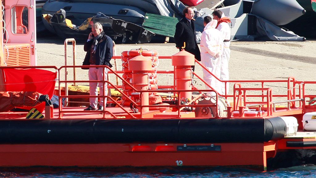 Rescate del cadáver en Tarifa, en una imagen de Canal Sur.