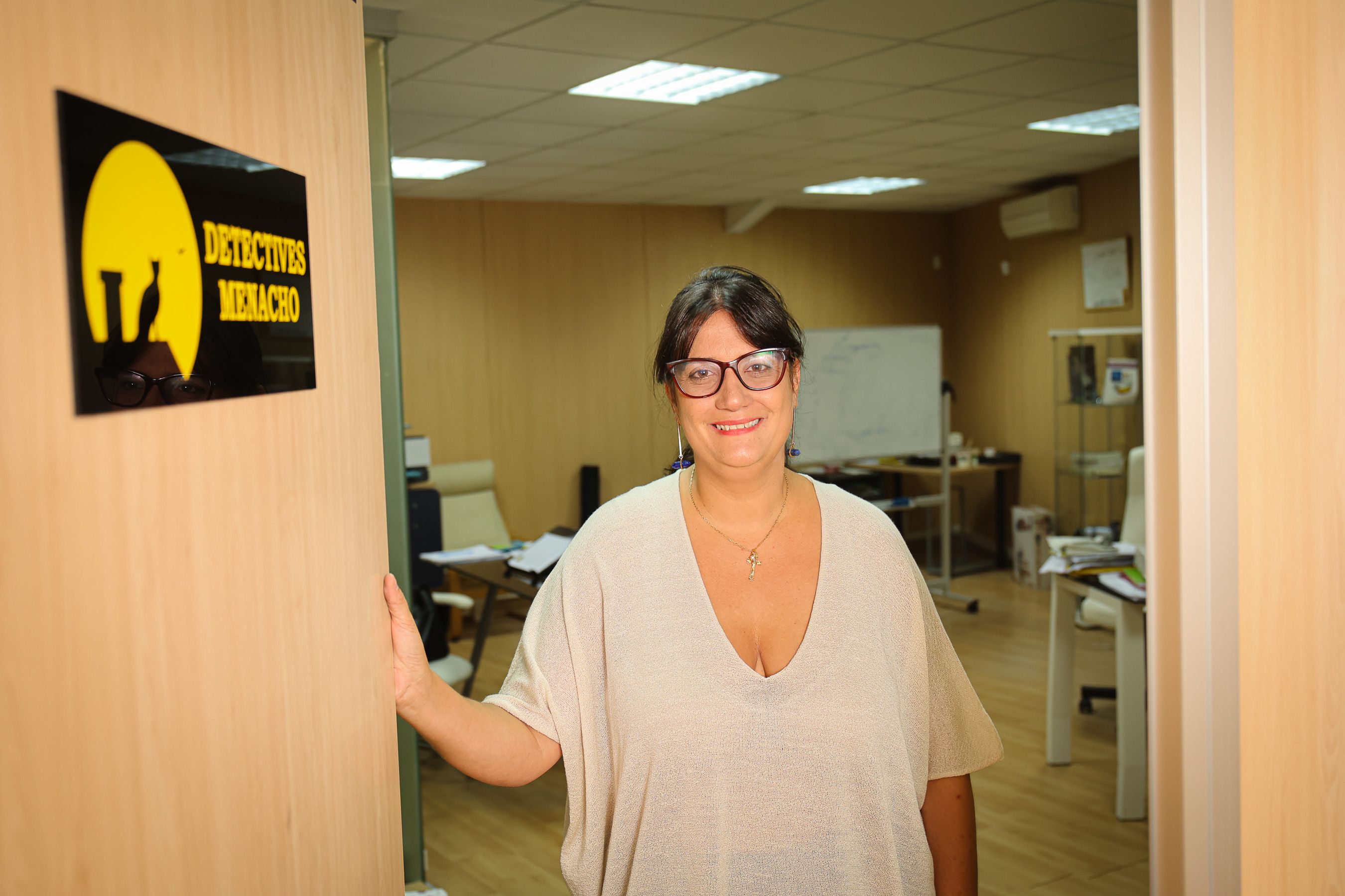 Raquel Menacho en la puerta de su agencia.