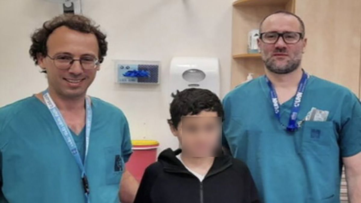 Los médicos que salvaron la vida al niño, con el propio paciente.