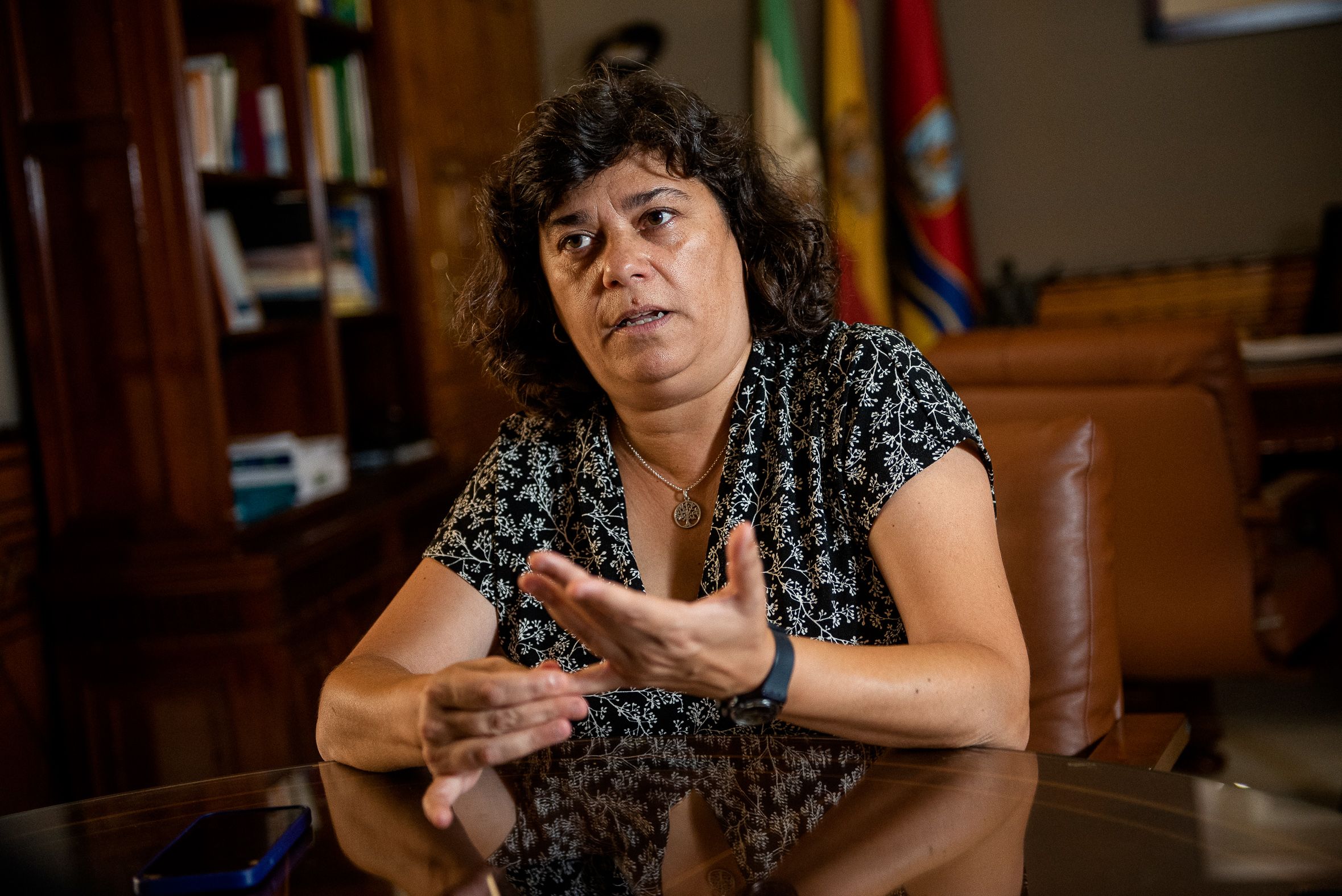 Carmen Álvarez, alcaldesa de Sanlúcar, llega a un acuerdo para acabar con la guerra municipal.