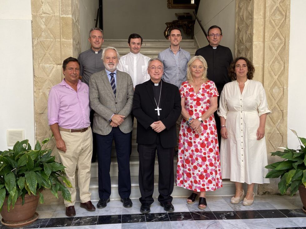 Ayuntamiento y Junta planean un sendero peatonal por el Guadalete. En la imagen, el obispo y subdelegada del Gobierno tras la reunión junto a delegados municipales y responsables del obispado. 